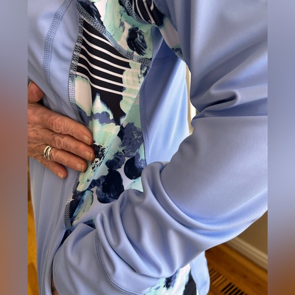 Fila jacket, zippered front, zippered side pockets, sleeve cuffs with thumb hole - Picture 2 of 12